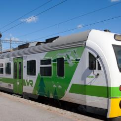 Rälsbussar är dieseldrivna tåg som är utformade för att användas på järnvägssträckor som saknar elektrifiering och där elektriska motorvagnar inte kan trafikera. Dessa rälsbussar har tillverkats av den tjeckiska tillverkaren ČKD Vagonka. Deras topphastighet ligger på 120 km/h. Foto: VR