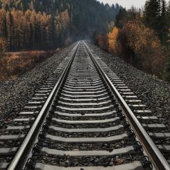 Samarbetet siktar på att lansera pilotprojekt i utvalda regioner senare i år, vilket understryker åtagandet till miljöbevarande och järnvägssäkerhet. Foto: Kendrew schexnider/unsplash
