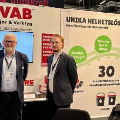 Två generationer i familjeföretaget ROVAB fanns på plats i montern under Train & Rail, här Mikael Thorsell, vd och grundare, och John Thorsell, marknadsföringsansvarig.