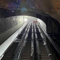 De tre första rulltrapporna i hela nya tunnelbanan – på plats i Blå linjen till Barkarby. Bild: Region Stockholm.