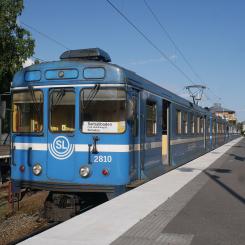 Ett tåg på Saltsjöbanans linje 25 från Stockholm-Henriksdal har anlänt till Saltsjöbaden station. Foto: Metrophil/Wikimedia Commons/https://commons.wikimedia.org/wiki/File:Saltsj%C3%B6banan_at_Saltsj%C3%B6baden_station.jpg