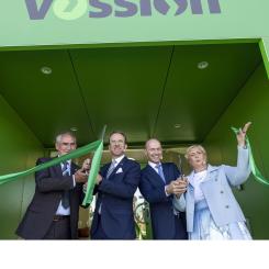 Vosslohs nya växelfabrik på Sannahed invigdes Roberto Maiorana, generaldirektör Trafikverket, Andreas Carlson, infrastruktur- och bostadsminister, Oliver Schuster, vd Vossloh och Camilla Helgesson, Sverigechef Vossloh. FOTO: Vossloh/Kasper Dudzik