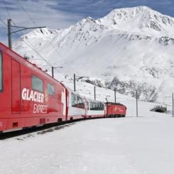 Tåg på väg till skidorten.Tåg är det viktigaste transportmedlet inom Schweiz och med grannländerna. Schweiziska edsförbundets nationella järnvägsbolag heter Swiss Federal Railways, förkortat SBB/CFF/FFS (tyskt/franskt/italienskt). Foto: SBB