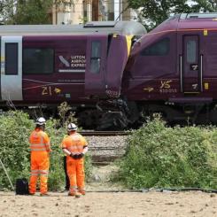 Olyckstågen nära den brittiska staden Bedford. Den brittiska haverimyndigheten Rail Accident Investigation Branch (RAIB) leder nu den tekniska utredningen. Utredarna väntas granska tågens färdskrivare, signaldata, radiokommunikation, kameraövervakning och förarnas agerande före olyckan. Foto: Screen dumb (PA Media)