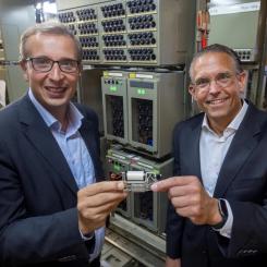 Från vänster till höger: Guido Rumpel, chef för Rail Infrastructure Tyskland på Siemens Mobility, och Michael Feller, vd för Ruhrbahn, ses i en av de fem reläställverk som ska moderniseras. Bildkälla: Ruhrbahn Press