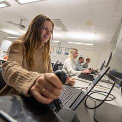 SJs lokförarelever får bland annat lära sig att köra tåg med hjälp av en simulator. Foto: SJ