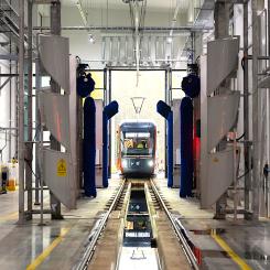 Systemet tillåter spårvagnar att utan förare röra sig inom depån för att exempelvis parkera, tvättas eller flyttas till service. Navigeringen sker via ett centralt styrsystem som koordinerar rörelserna med hög precision. Foto: Skoda Group