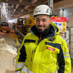 Markos Koukaras har arbetat 12 år på järnvägen och är arbetsledare samt maskinansvarig på projekt Centralstationen. Foto: NVBS