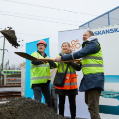 Första spadtaget på Sävenäs depå. Från vänster: Per-Anders Ericsson, regionchef Skanska Sverige, Kerstin Gillsbro, vd på Jernhusen och Peter Hermansson, (M), styrelseordförande för Västtrafik. Foto: August Sandberg