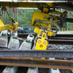 Trafikverket byter spår men hjälp av spårläggningståg. Foto: Trafikverket