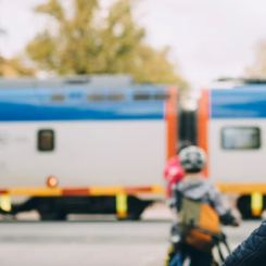 Väntan på bommarna vid järnvägsövergångarna i Flen och Skebokvarn är över. Foto: Trafikverket
