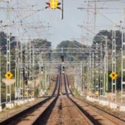 Kontaktledningarna mellan Hässleholm och Älmhult är slitna och kommer att bytas ut. Foto: Trafikverket