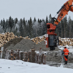 Träpålarna skapar en stabil grund för järnvägen. Foto: Trafikverket