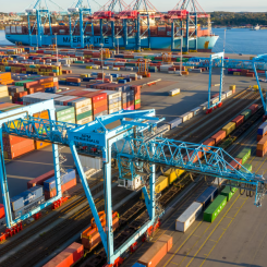 Godstågen från Umeå kommer att köras direkt in på APM Terminals containerterminal i Göteborgs hamn där godset snabbt kan lastas om till fartyg. Foto: Göteborgs Hamn