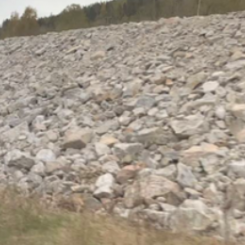 Trafikverket ska täcka bullervallen längs Ådalsbanan med jord. Foto: Trafikverket