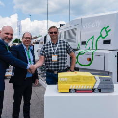 Till vänster Jimmy Hagström, vd Vossloh Rail Services Scandinavia. Bredvid honom Marcel Taubert, vd på Vossloh Rail Services och till höger Ronny Fykop, teknisk ingenjör på Sporveien. Foto: Vossloh