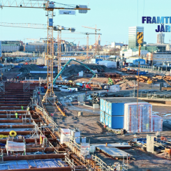 Järnvägsprojektet Västlänken i Göteborg är nu inne i ett intensivt skede. 2026 ska tågen rulla här under marken strax intill nuvarande centralstationen.