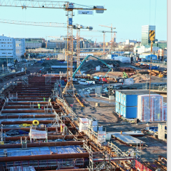 Bygget av dubbelspåriga järnvägstunneln Västlänken i Göteborg drar fram genom stadens centrum. Trafikverket stöter på stora problem i detta jätteprojekt och ställs nu inför utmaningar som innebär kraftiga förseningar och fördyringar.