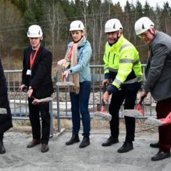 Spadarna sattes i marken av Trafikverkets generaldirektör Roberto Maiorana och kommunstyrelsernas ordföranden från de fem berörda kommunerna längs Ostlänkens sträcka Boel Godner, Södertälje kommun, Daniel Portnoff, Trosa kommun, Urban Granström, Nyköping kommun, Sophia Jarl, Norrköping kommun och och Kristina Edlund, Linköping kommun.
Foto: Malin Svantesdotter, Trafikverket