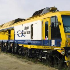 Den 155 ton tunga rälsfräsen underhåller det danska järnvägsnätet. Foto: Banedanmark