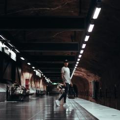 Trafikverket och Transportstyrelsen har pekat på att en ny lag skulle öka tryggheten för resenärer i järnvägs- och kollektivtrafiken. Foto: steven erixon/unsplash