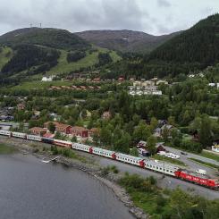 Snälltåget och Åreskutan Foto: Snälltåget