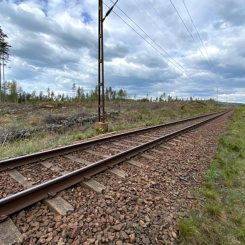 Peab har fått uppdraget att bygga 13 kilometer dubbelspår samt planskilda korsningar mellan Jakobshyttan och Degerön. Foto: Trafikverket