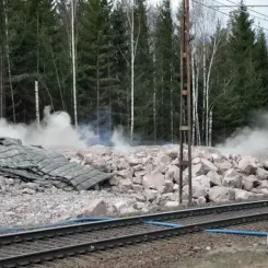 Sprängsalvan lösgör stora mängder berg för att ge plats åt det nya dubbelspåret. Foto: Stefan Bratt/Trafikverket