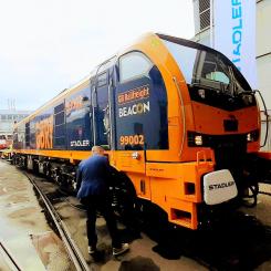 En av de stora höjdpunkterna på InnoTrans 2024 var Stadlers nya lokomotiv, Class 99. Av dessa kommer 30 lokomotiv att byggas för brittiska Beacon Rail och drivas av GB Railfreight. Class 99 är baserad på det väl beprövade EURODUAL-konceptet och har en dubbel drivteknik, vilket innebär att den kan köras både elektriskt och dieselelektriskt. 
Foto: Markku Björkman