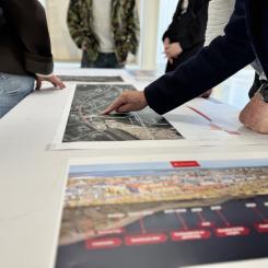 Redan vid öppningstid strömmade besökare in, nyfikna på att fördjupa sig i förslaget och få svar på sina frågor. Foto: Piteå kommun