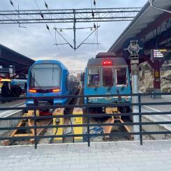 Det nya och det gamla tåget parkerade sida vid sida på Östra station i februari. Foto: Stina Wickenberg