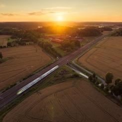Den nya järnvägen för hastigheter upp till 250 km/h ska minska restiden och öka tågavgångarna, då dagens enkelspår inte möter behovet. Foto: Sweco