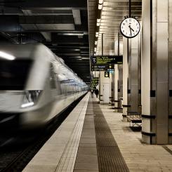 Plattformsmiljöerna har fått en integrerad takbelysning som skapar större trivsel och tillgänglighet på Stockholms centralstation. Foto: Måns Berg