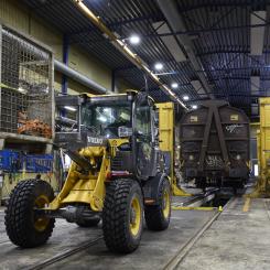 Eldrivna L25 Electric i arbete inomhus på Euromaint i Sundsvall. Foto: Torbjörn Bergkvist