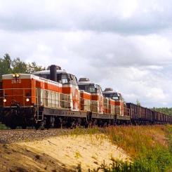 En trio av Dr16 dieselelektriska lok som drar ett 5200 ton tungt taconittåg från Kostamus till Brahestad uppför Hangasbacken nära Birkala station i Uleåborg, Finland, den 1 september 2001. Foto: Wikipedia Common Lic. Kredit: TeVe