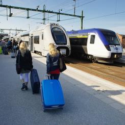 En jämförelse mellan biljettpriserna 1990 och 2022 visar att det har blivit billigare att resa med tåg. Foto: Transportstyrelsen