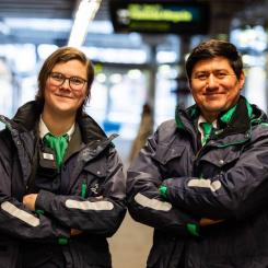 Tågvärdarna Gunilla och Zaheerudin från Hallsberg. Foto: SJ