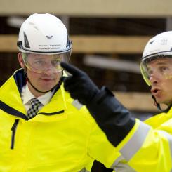 Danska transportministern Thomas Danielsen besökte Femernbygget i Rødbyhavn nyligen. Han för nära dialog med sin tyska kollega om hur det tyska inlandsarbetet fortskrider. Det danska transportministeriet för en pågående dialog med Tyskland om en ny Fehmarnsundstunnel. Enligt departementets uppgifter ska arbetet påbörjas i år. Foto: Femern A/S.