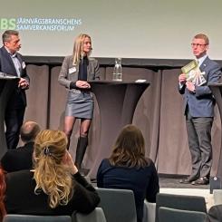 Kristoffer Tamsons (till höger), ordförande för JBS, och tidigare Stockholms trafiklandstingsråd/trafikregionråd 2014–2022 inledde och avslutade JBS-konferensen som ägde rum på Clarion Hotel på Södermalm i Stockholm. Till vänster moderatorerna Stephan Ray, Green Cargo och Linda Thulin, Trafikverket. FOTO: Anders Carlsson