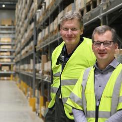 Claes Johansson, vd för Nässjö Näringsliv och Mats Karlsson som är chef för Trafikverkets logistikavdelning i Nässjö, på plats i Trafikverkets nuvarande centrallager. Foto: Nässjö Näringsliv AB