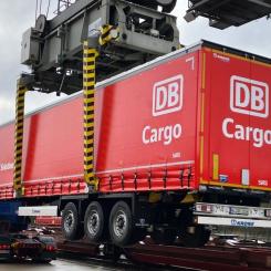 Lyft av gods från väg till järnväg. Foto: DB Cargo