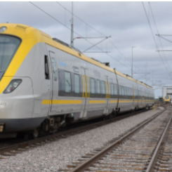 Platsen har strategiska fördelar, särskilt dess direkta anknytning till godsbangården, vilket utgör en avgörande faktor vid val av plats. Det är särskilt betydelsefullt med tanke på den kommande Fehmarn Bält-förbindelsen som förväntas öppna 2029. Denna förbindelse förväntas ge en betydande positiv impuls till godstrafiken i området. Foto: Train Alliance