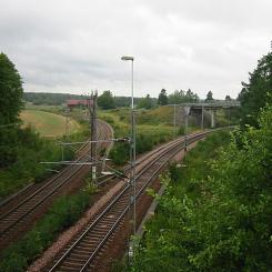 Spåret som svänger till höger är spåret mot Kvicksund och Kolbäck, 2011. Foto: MagnusA/Wikimedia Commons