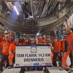 Tunnelgenombrott i Brenner. Men även bygget av Brennerbasistunneln försenas och väntas öppna tidigast 2032. Foto: Herrenknecht