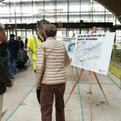Besökare i det nya stationshuset. Foto: Daniel Falk, Trafikverket