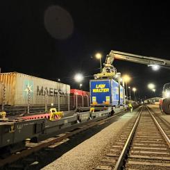 Även icke-kranbara semitrailers kan smidigt lastas på rälsarna med Nikrasa TX-systemet, utan att den befintliga standarder på terminaler, vagnar eller räls behöver modifieras. Foto: TX Logistik
