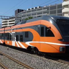 Stadlers Flirt vid stationen i Tallinn. Flirt får nu köra i estniska bolaget Elrons tjänst även längs lettiska spår. Foto: Wikipedia Commons Lic. Kredit: Ari Meskens
