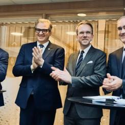 Signering tre underhållståg med Peter Sonne, Managing Director, Plasser Scandinavia, Wolfgang Fally, Chief Executive Officer, Robel, Andreas Carlson, infrastrukturminister och Roberto Maiorana, generaldirektör, Trafikverket. Foto: Irene Skogvold.