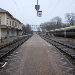Perrong och spår, Vänersborgs järnvägsstation 2017. Foto: Johan Jönsson (Julle)/Wikimedia Commons/https://commons.wikimedia.org/wiki/File:Sp%C3%A5r_och_perronger,_stationen_i_V%C3%A4nersborg.jpg