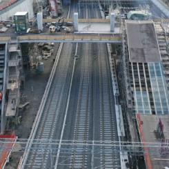 Stationsområdet tar form. Spår läggs, plattformar, trappor, rulltrappor och hissar byggs. Gång- och cykelbron slutförs.
Foto: Implenia Sverige AB